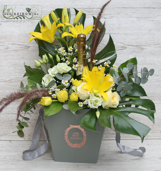 flower delivery Budapest - Elegant box with lilies, champagne (16 stems)