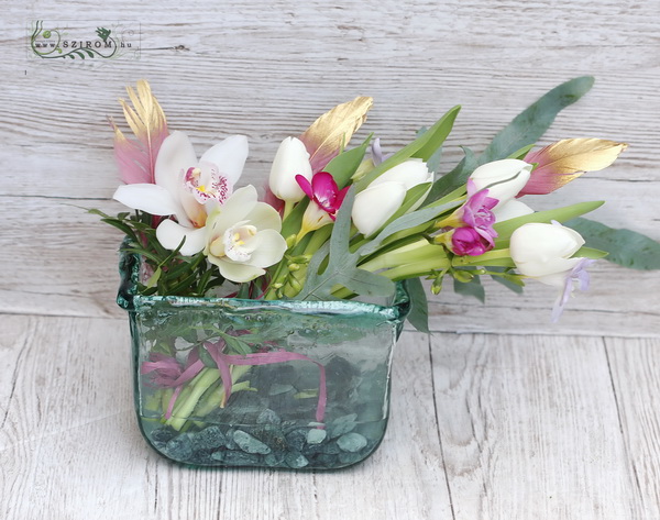 flower delivery Budapest - Modern rustic glass vase with delicate flower arrangement (13 stems)