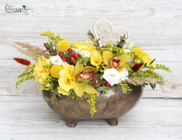 Blumenlieferung nach Budapest - Oval Bronze Keramikschale zum Muttertag mit rustikaler moderner Komposition (23 Stränge)