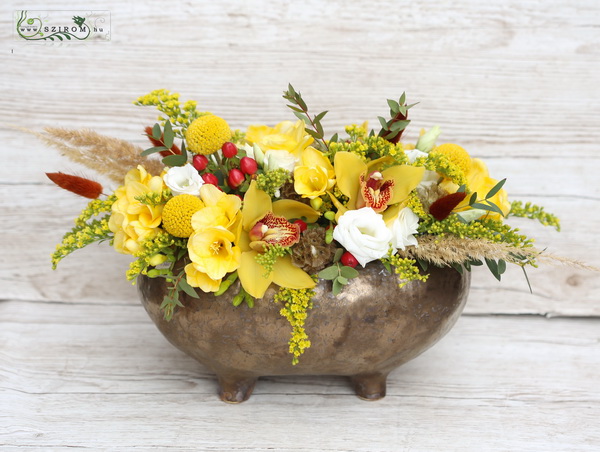 Blumenlieferung nach Budapest -  Oval Bronze Keramikschale mit rustikaler moderner Komposition (23 Stränge)