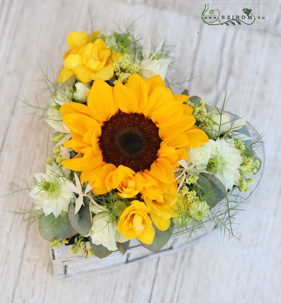 Blumenlieferung nach Budapest - Kleine Hölzerne Herz mit Sonnenblume, Freesien, kleine Blumen