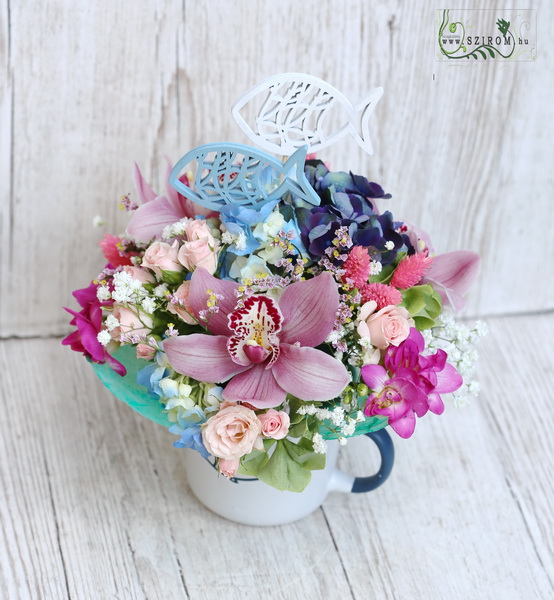flower delivery Budapest - Summer flower cup with fishes (11 stems)