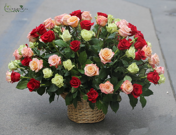 Virágküldés Budapest - Óriás rózsakosár 70 meleg színű rózsával