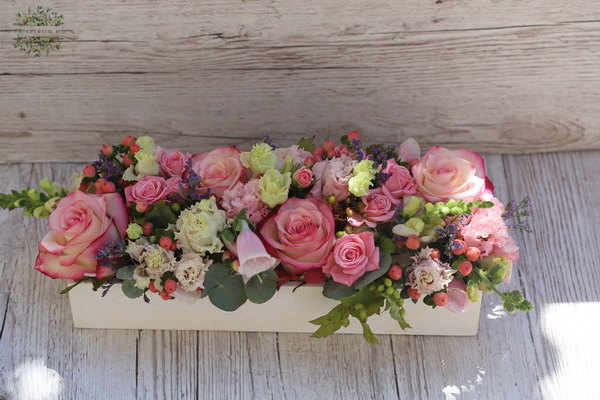 Virágküldés Budapest - Hosszú fa doboz rózsaszín virágokkal (21 szál)