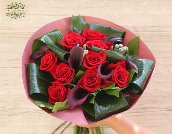 flower delivery Budapest - Red roses with dark burgundy black callas (15 stems)