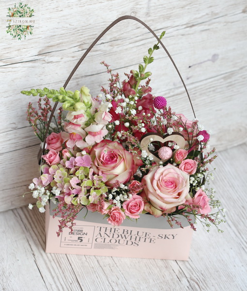 flower delivery Budapest - Pink flower bag with romantic summer flowers (14 stems)