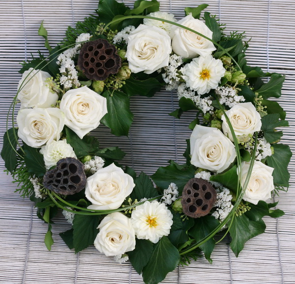 flower delivery Budapest - 'forest' wreath with roses (35 cm)