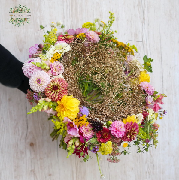 flower delivery Budapest - Loop bouquet with seasonal flowers