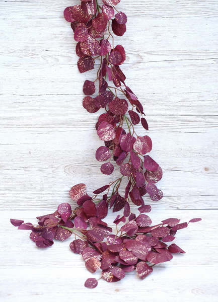 flower delivery Budapest - Purple leaves garland