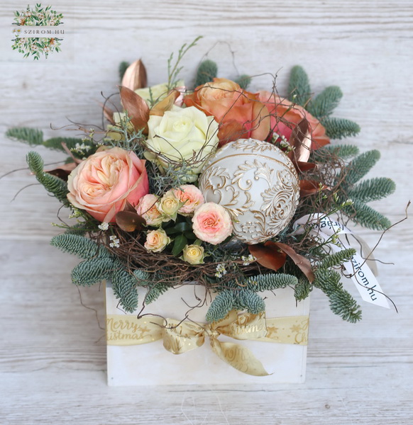 flower delivery Budapest - Winter rosebox with wooden decor ball