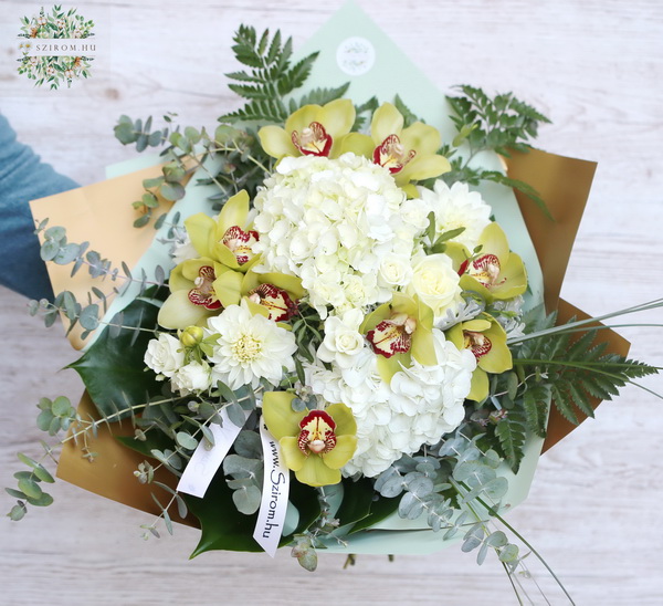 Blumenlieferung nach Budapest - Runder Strauß mit grünen Orchideen, Rosen, Hortensien (20 Stiele)