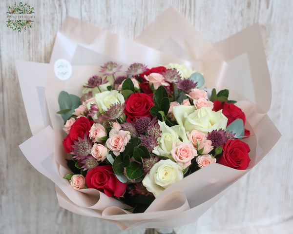 flower delivery Budapest - Roses and astrantias (24 stems)