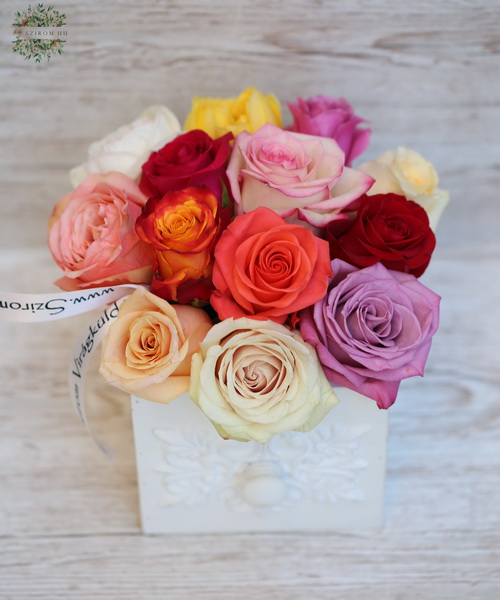 Blumenlieferung nach Budapest - Rose Regenbogen im hölzerne Schublade (13 Stiele)