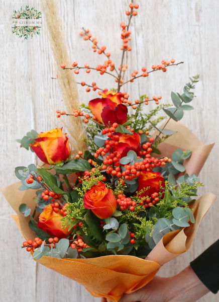 Blumenlieferung nach Budapest - Orange Rosen Strauss mit Ilexbeeren