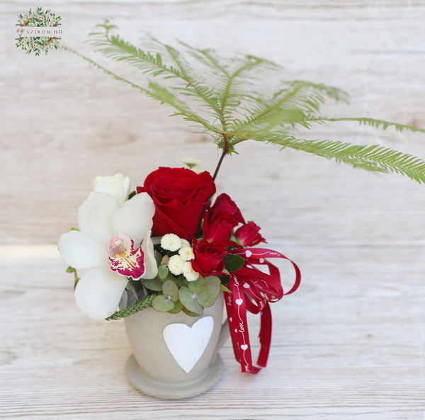 Blumenlieferung nach Budapest - Tasse mit Rose und Orchidee mit Schirmfarn