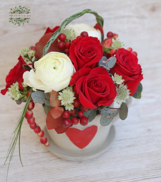 flower delivery Budapest - Rose buttercup mug with hypericum berries