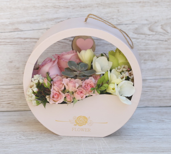 Blumenlieferung nach Budapest - Runde Pastell Box mit Echeveria