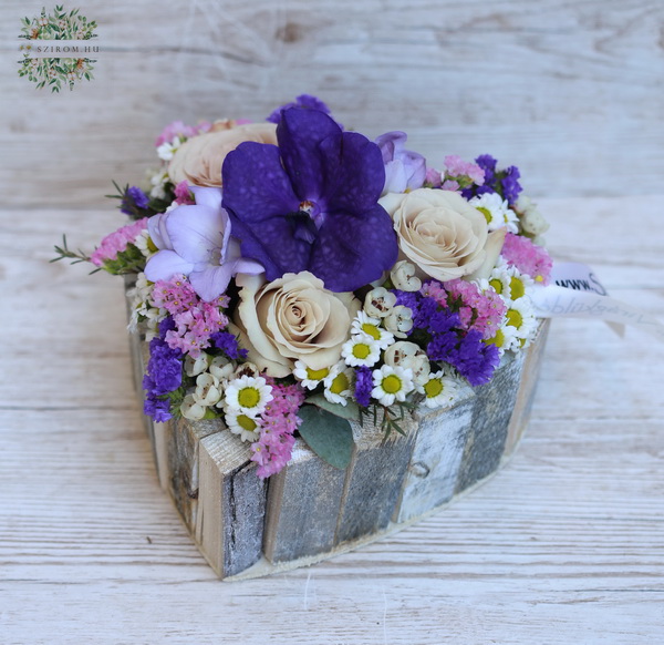 Blumenlieferung nach Budapest - Hölzerne herz mit Rosen, Orchidee, Kleine Blumen (12 Stiele)