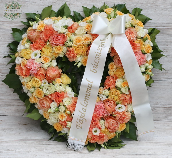 Virágküldés Budapest - Barack szív rózsából, bokros rózsából, lizivel és szegfűve (80 szál, 75cm)