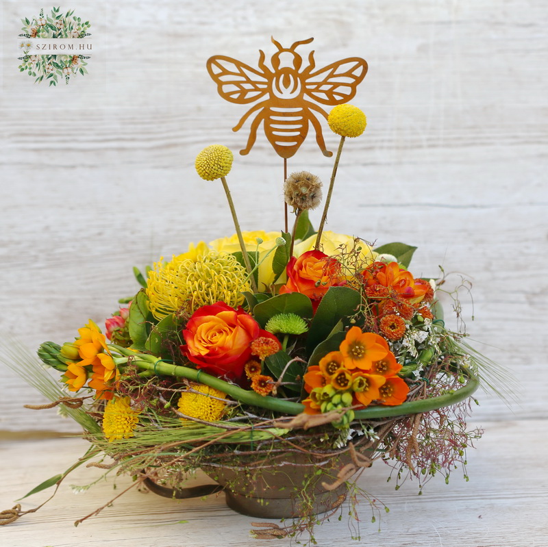 flower delivery Budapest - Rustic flowerbowl with bee (18 stems)