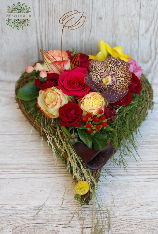 flower delivery Budapest - Heart flowerbowl with rustic rustflower