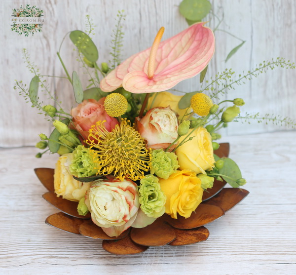flower delivery Budapest - Lotus shaped metallic bowl with flower arrangement