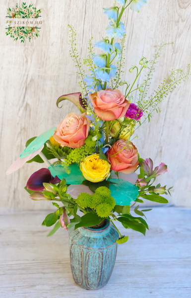 Blumenlieferung nach Budapest - Blaue Keramikvase mit Sommerblumen und Muscheln (15 stiele)