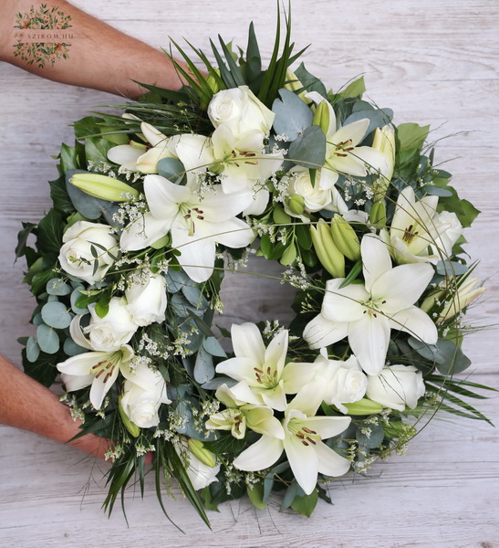 Blumenlieferung nach Budapest - Kranz mit weißen Lilien, Rosen (57cm)