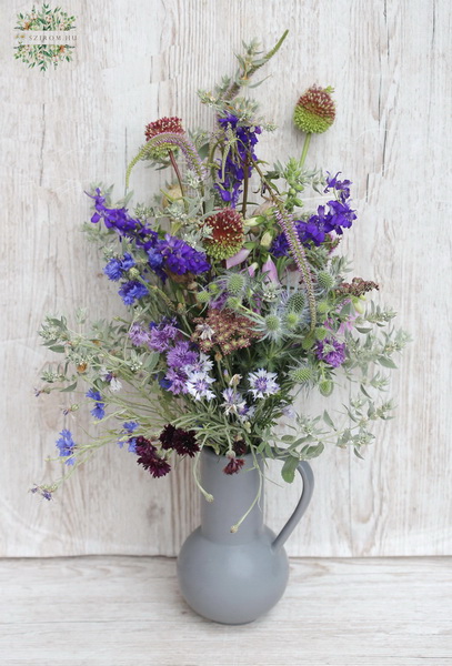 Blumenlieferung nach Budapest - baluer Gartenstrauß in handgefertigter Vase (15 Blumen)