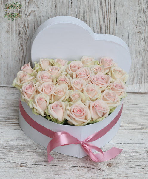 flower delivery Budapest - 27 light pink roses in heart box