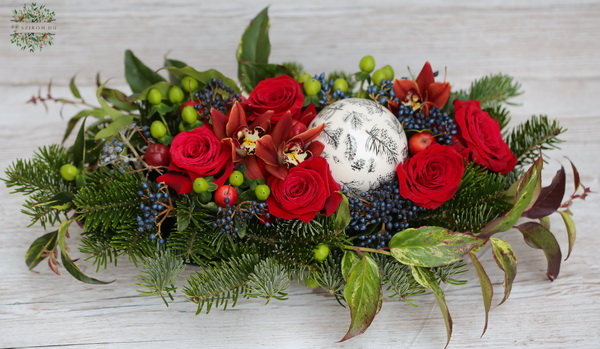 flower delivery Budapest - Romantic rose bowl with berries and cheramic ball