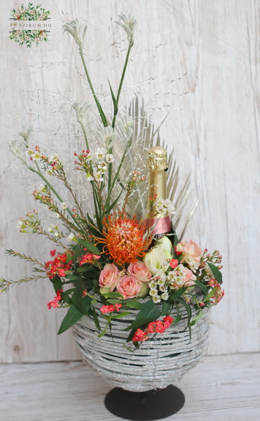 Blumenlieferung nach Budapest - Orange farbener Blüten im Kelch mit Champagner