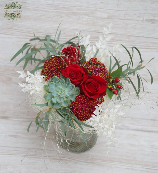Blumenlieferung nach Budapest - Blumenstrauss mit roten Rosen und Sempervivum in einem Vase