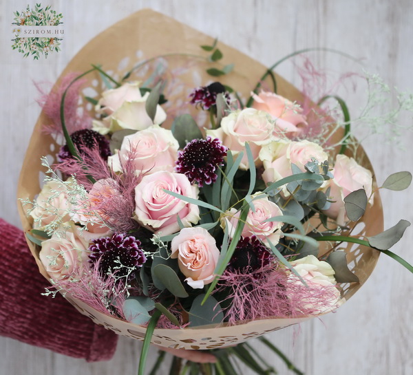 flower delivery Budapest - pink rosebouquet with scabiosa (18 stems)