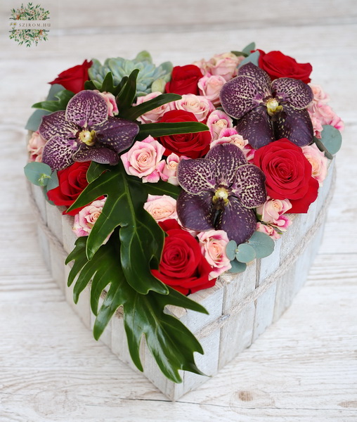 flower delivery Budapest - Bark heart with echeveria, red roses, spray roses