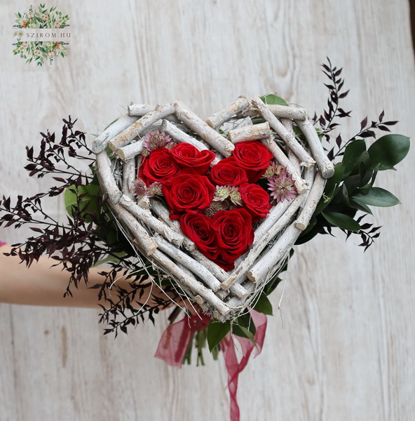 Blumenlieferung nach Budapest - Treibholzherz mit roten Rosen, kleine Blumen