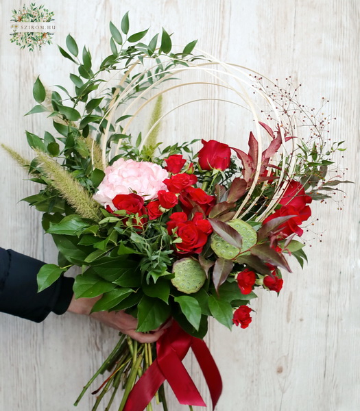 Blumenlieferung nach Budapest - Ringe Strauß mit roten Rosen und Hortensien