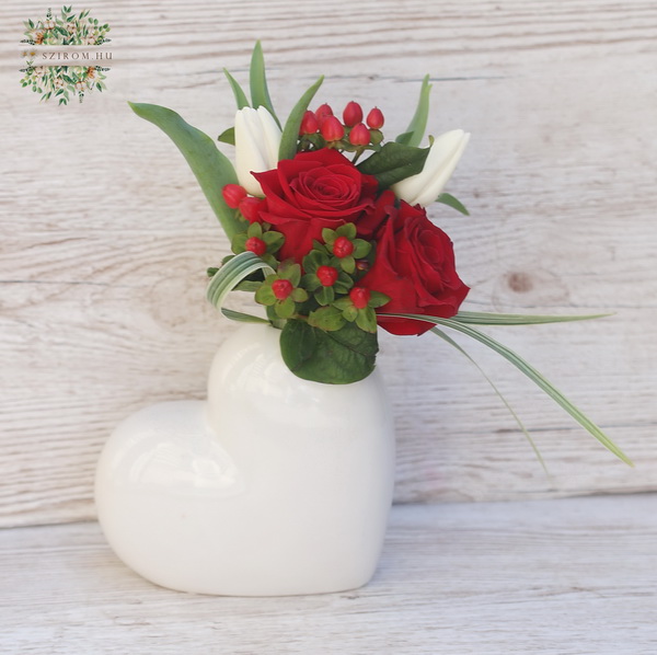 Virágküldés Budapest - Szív váza vörös rózsával, tulipánnal, kettecskén