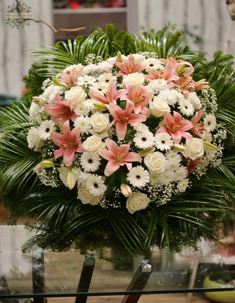 Blumenlieferung nach Budapest - Stehende kranz mit weisse und rosa blumen