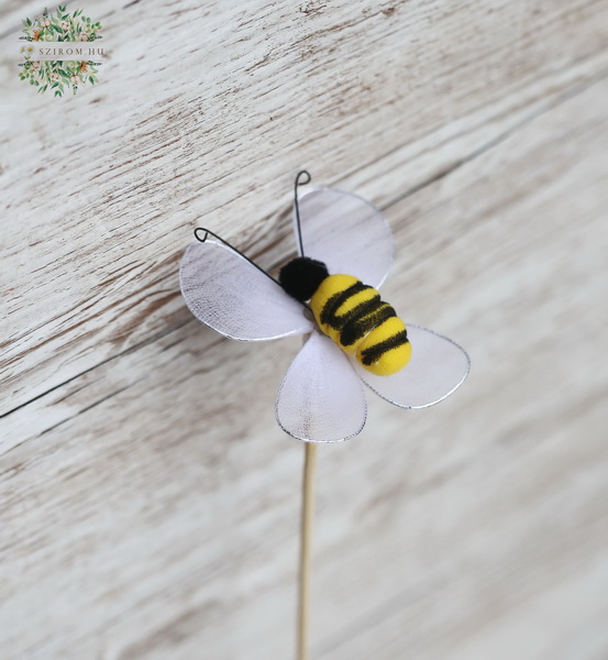 Blumenlieferung nach Budapest - Bienenfigur auf einem Stock