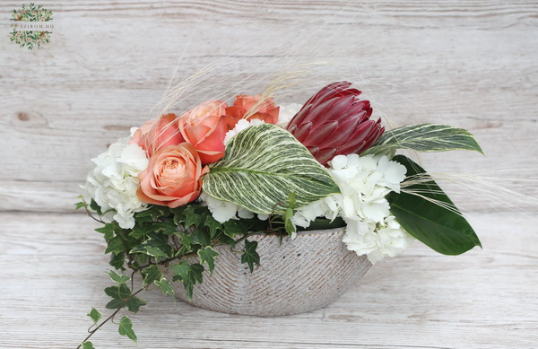 Blumenlieferung nach Budapest - Ovale Keramikschale mit Rosen, Hortensien, Protea