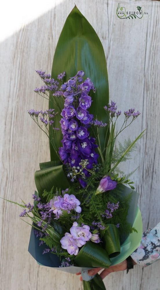 Blumenlieferung nach Budapest - Gestreckter Strauß in blau-lila Farbe