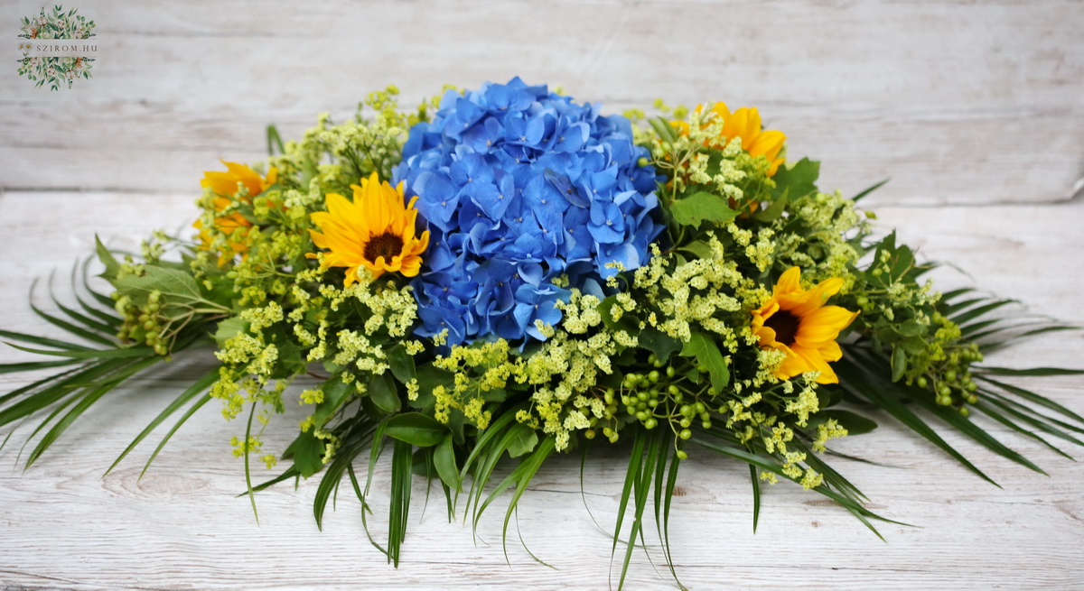 Blumenlieferung nach Budapest - Haupttischdekoration Hemingway étterem (Hortensie, Sonnenblume, Blau, Gelb)