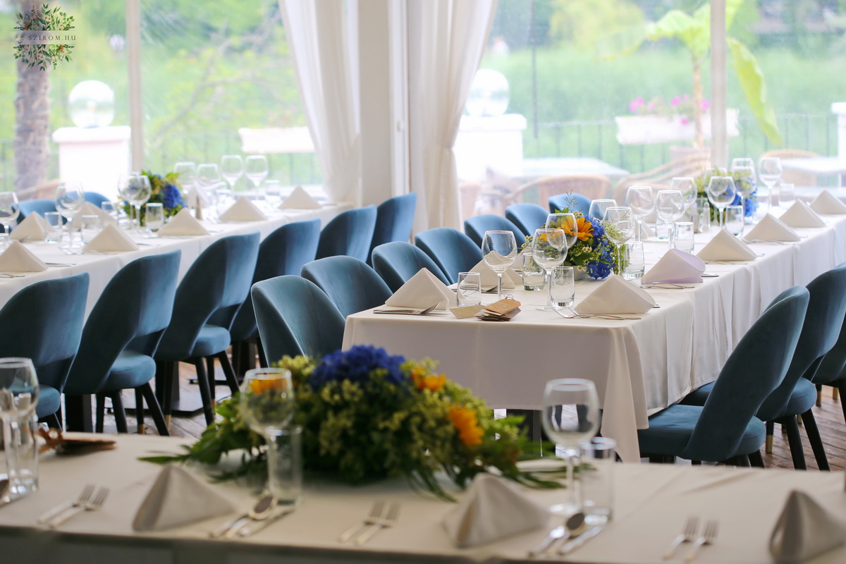 Blumenlieferung nach Budapest - Haubtischdekoration, 1 Stück Hemingway étterem (Hortensie, Sonnenblume, Blau, Gelb)