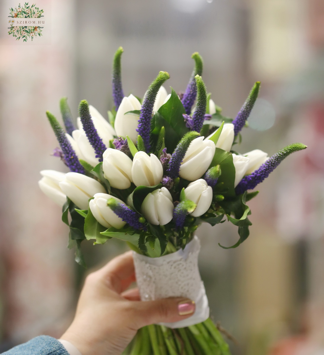 Virágküldés Budapest - menyasszonyicsokor (tulipán, veronika, fehér, lila)
