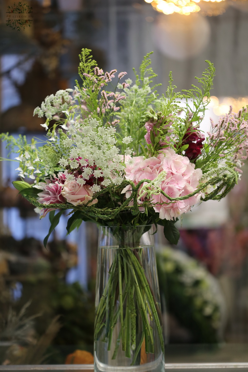flower delivery Budapest - Table decoration in a vase (lily, hydrangea, wild flowers, pink, white)