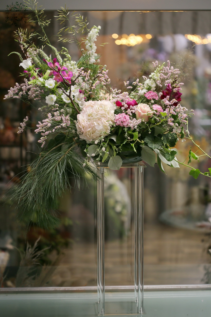 Blumenlieferung nach Budapest - Ovale Tischdekoration auf transparenten Beinen (Hortensie, Wildblumen, Rosa, Weiß)