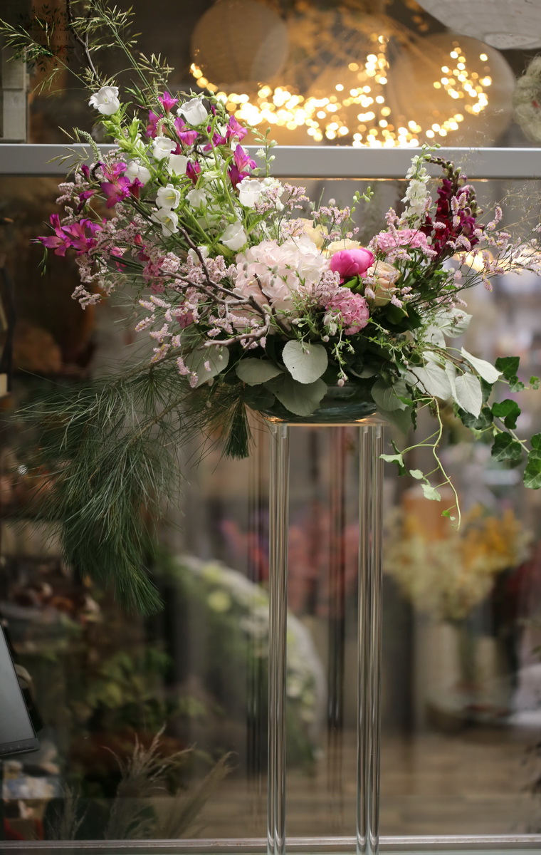 flower delivery Budapest - Oval table decoration on transparent legs (hydrangea, wild flowers, pink, white)