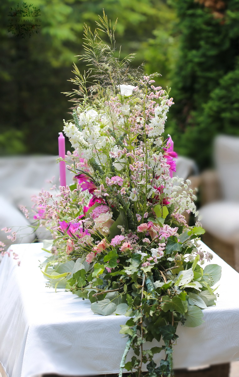 Blumenlieferung nach Budapest - Haupttischdekoration mit Wildblumen (Rosa, Weiß)