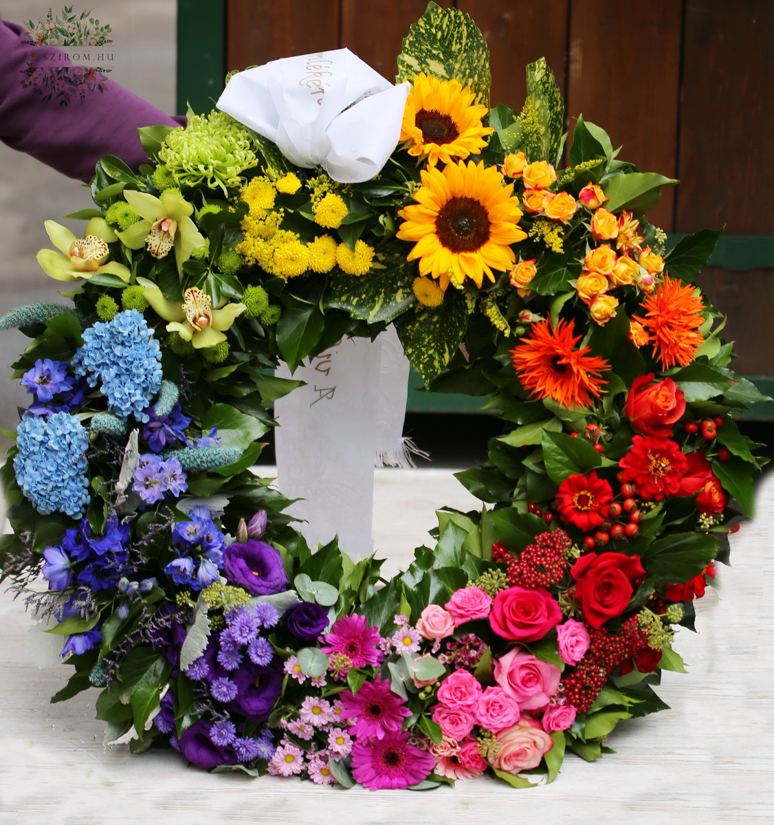 Blumenlieferung nach Budapest - Trauerkranz in den Farben der Regenbogen (70cm)